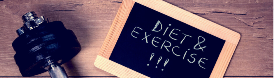 在小黑板上用哑铃提醒饮食和锻炼